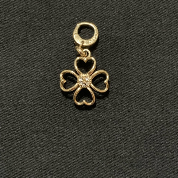 Fossil clover charm - Picture 3 of 15